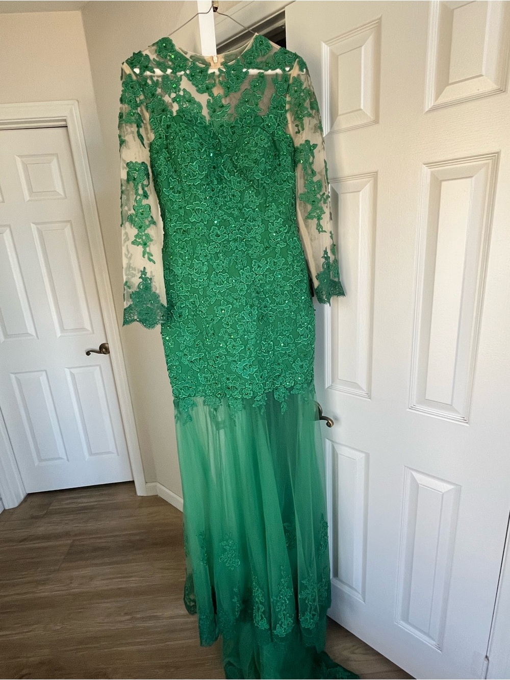 Emerald Green Lace Long-Sleeve Evening Dress